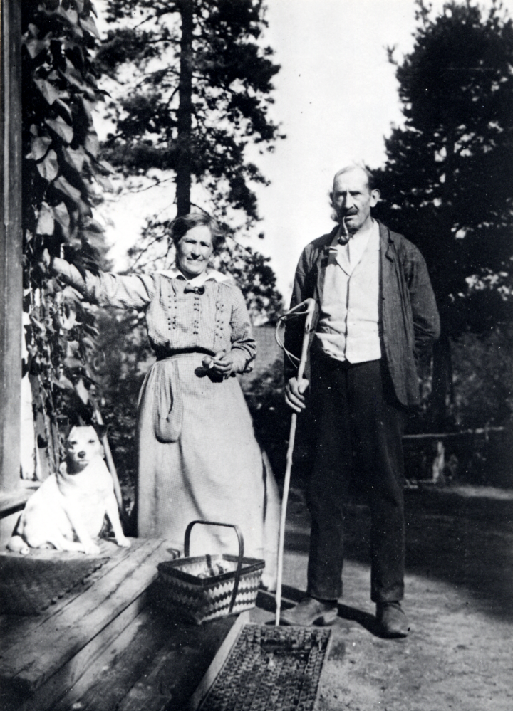 Mina Öberg  och  Erik Öberg   Davidsborg  står utanför  Davidsborg  och har varit ute och plockat svamp. En korg med svamp står på trappan. Och en  hund  sitter bredvid