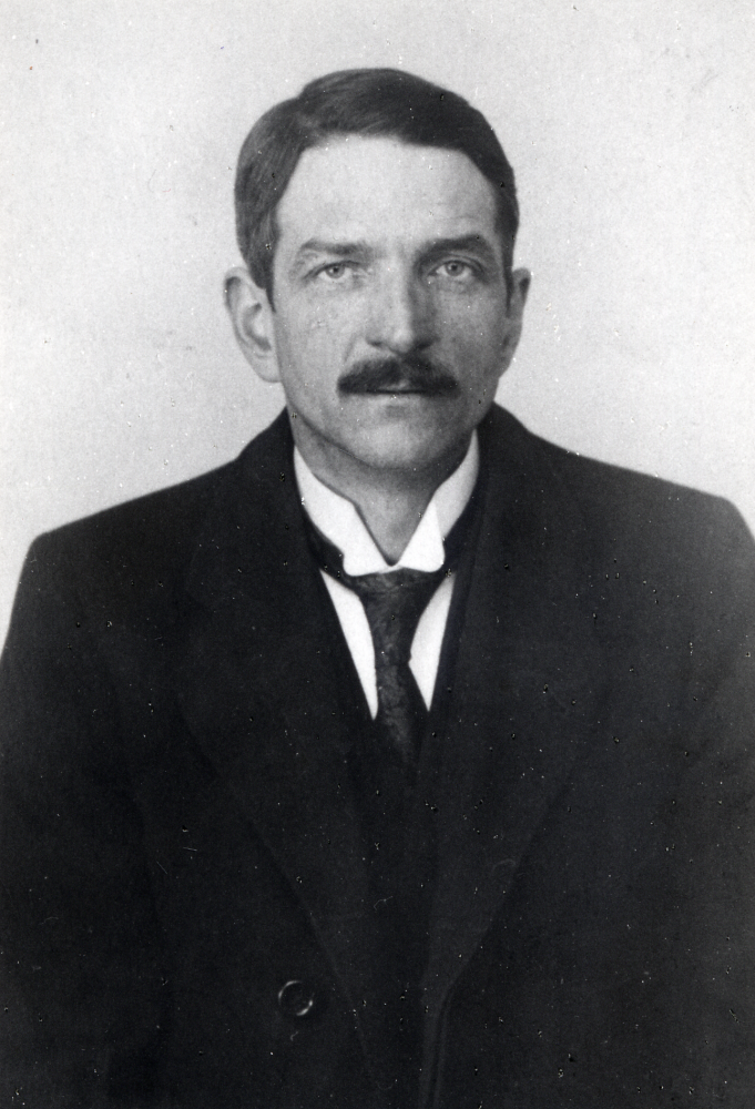 Konstnär Carl Mattias Carlsson levde 1881-1941 och bodde från 1920-talet i Ormsta. Bl a fick han sin konstnärliga utbildning i Carl Wilhelmssons målarskola i Paris. En målning med motiv på Ormsta gård har skänkts till Ormstaskolan, som är byggd på den plats där gården låg en gång. Sonen Hans Uhrenius öppnade Vallentuna färghandel på Centralvägen 1951.
Uppgift om fotoår saknas, men troligen början av 1900-talet.