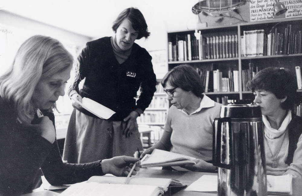 Personalmöte  i  Vallentuna bibliotek  Fram till oktober 1982 låg biblioteket 1 trappa upp i  Konsumhuset  Här har personalen möte i  barnavdelningen  Fr v  Ingrid Ullman, Eva Larsson,   Eivor Tillborg  och  Pirkko Mickelsson