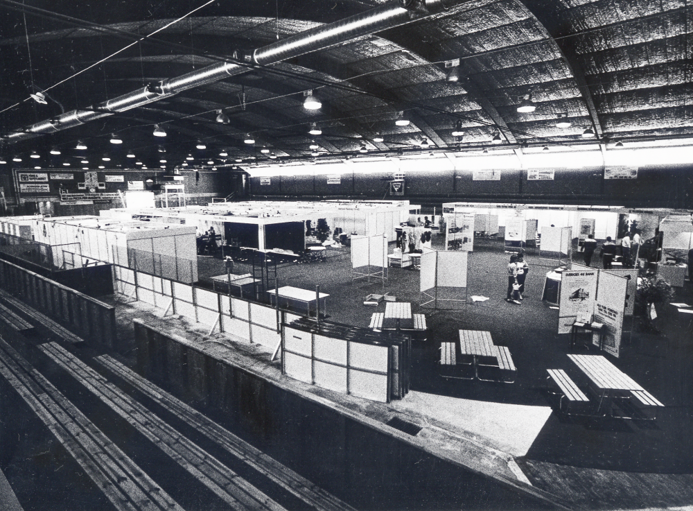 Upptäck Vallentuna. Företag och kommun presenterar sig i en mässa i  Vallentuna ishall 18-20 maj 1984.  Här pågår arbetet för fullt med montering och uppbyggnad av de olika montrarna under torsdag fm den 18 maj.  Mässan invigs senare  under dagen