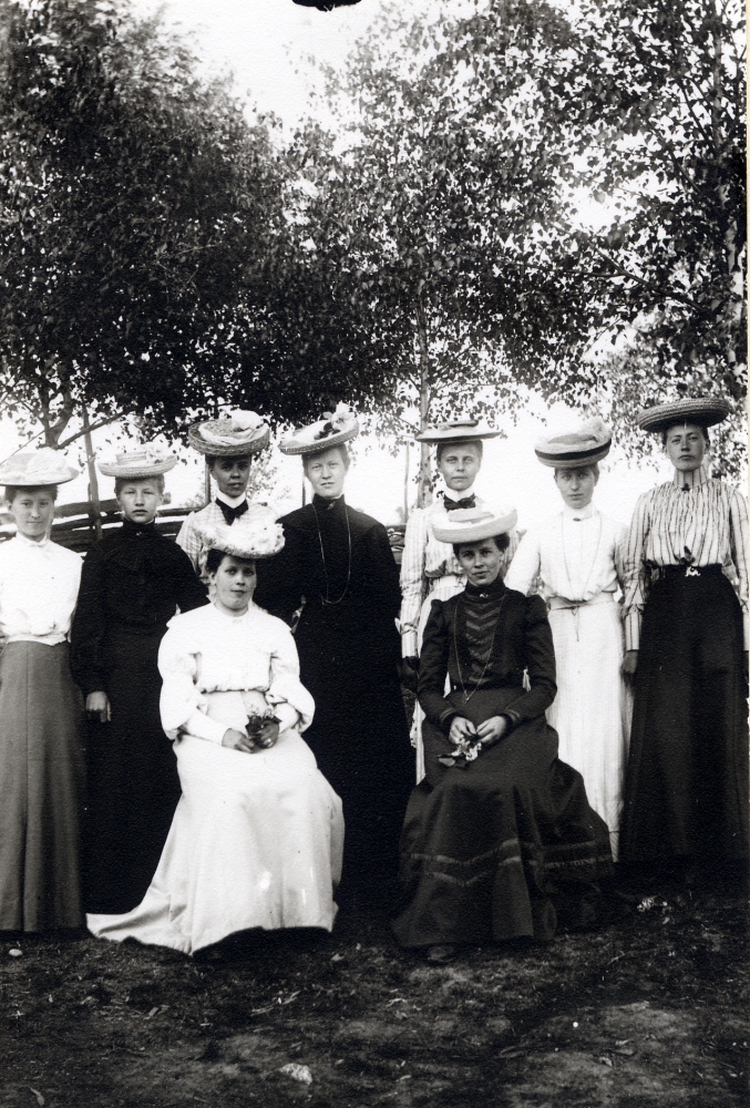 Damer i nykterhetsföreningen Blå bandet visar upp det nya hattmodet