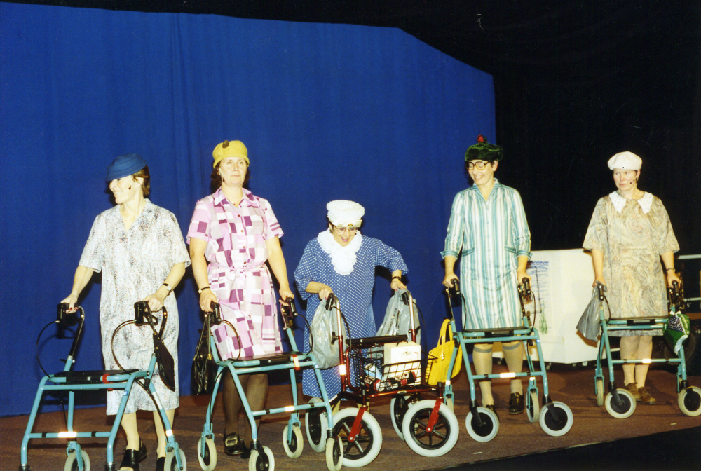 Össebyamatörernas revy "På rangliga ben" 2001. Rollatorbaletten dansar riverdans, ett succénummer med Kim Mannberg, Lisa Blomdin, Ann-Mari Bacci, Agneta Holmgren och Carina Brunnberg. Lokal: Karbyhallen