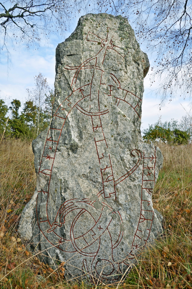 Runsten U352 vid Vreta, Frösunda. Text: "Siglög lät resa stenen efter Sigvid, sin son."