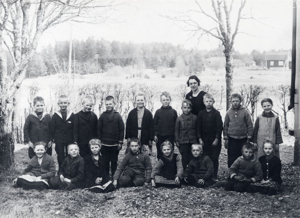 Lärarinnan  Vera Eliasson  tillsammans med skolbarnen vid  Markims småskola  Stående fr v  Harry Johansson, Ture Bengtsson, Manfred Krig, Härold Lundin, Alice Jansson,   Bror Kjellander,  Artur Karlsson, Gustav Karlsson, Hilding Karlsson  och  Linnea Ström.  Sittande fr v:  Hally Lundin, Erik Andersson, Fanny Jansson, Erik Sandin, Sally Andersson, Sven Andersson, Gerhard Holm  och Märta Pettersson.  Bilden i Norrtelje tidning 1978-12-07