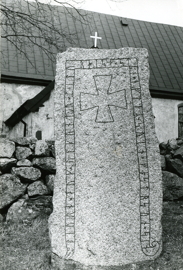 Runsten med beteckningen U204 vid Angarns kyrka, intill U202 och U203 utanför södra bogårdsmuren intill en grind i muren. Stenen låg i mitten på 1800-talet som trappsten utanför kyrkans vapenhus. Stenen låg i mitten på 1800-talet som trappsten utanför kyrkans vapenhus.