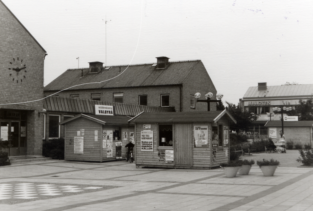 Valstugor  på  Tuna torg.  Fotografiet skadat, emulsionen sprucken