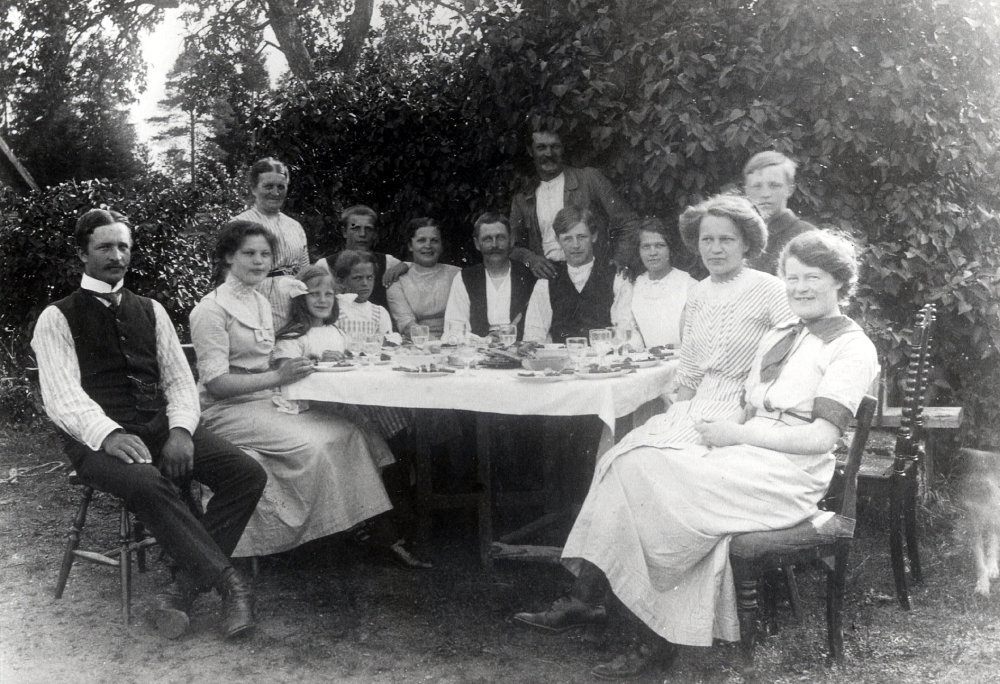Kalas på midsommardagen i trädgården på Björkby gård Fr v Karl Gustavsson, Rut Eriksson, Edla Gustavsson, Gurli Eriksson, Valborg Gustavsson, okänd, Maria Gustavsson, Oscar Andersson, Knut Gustavsson, Gottfrid Lindberg, Hilda Lindberg, Ester Gustavsson, okänd och Ida Torell