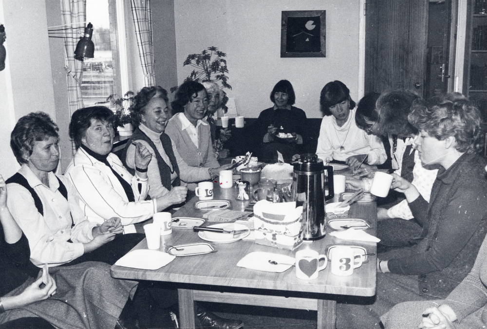 Kaffepaus efter bokmöte på Vallentuna bibliotek när bibliotekets lokaler låg en trappa upp i nuvarande Torghuset. Fr v okänd, Gunvor Svensson Ulla Gustafson Birgit Persson Ulla Mörk Inger Hellstedt Margareta Dethorey Pirkko Mickelsson Ulla-Britt Kvarnestam Inger Olsson Anitha Gräns och endast delvis Eva Larsson
