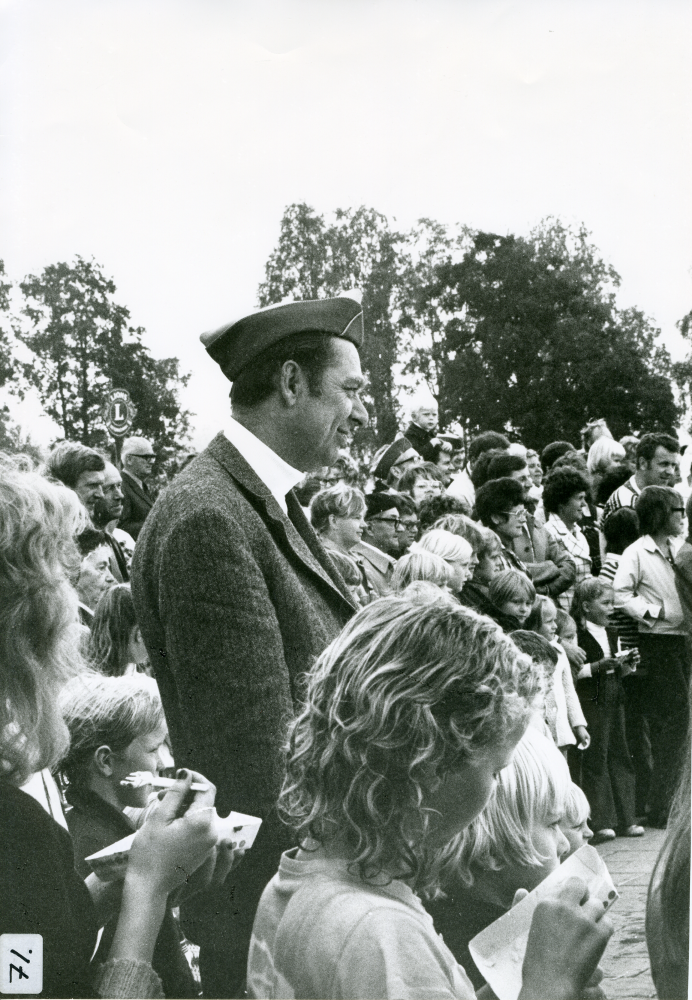 Lions familjefest den 10 september avslutar säsongen på Kvarnbadet. Polisinspektör Gunnar Söderqvist tittar på clownerna.
•Fotografiet ingår i bildserien ”Vardagsliv i Vallentuna kommun” av Rachael Gough-Azmier & Gunilla Blomé, Haga Studios HB.
