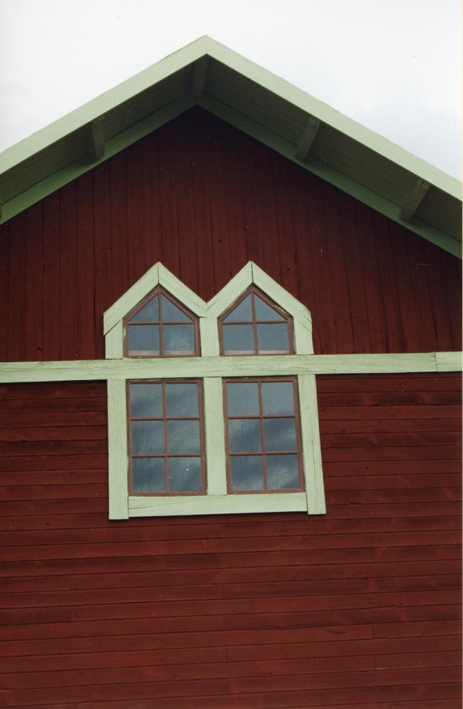 Godsmagasinet vid Frösunda järnvägsstation renoveras. I slutet av 1990-talet tog Frösunda hembygdsförenings beslut om ett bevarande av magasinet. Föreningen ansökte om pengar för det falsade plåttaket, vilket beviljades hos Länsstyrelsen. Fasadens färgsättning har återskapades med utgångspunkt från gamla färglager som skrapades fram närmast träet. På bilden är plåttaket ännu ej lagt. Målning av byggnaden och takarbetet utfördes ideellt av människor i bygden.
Stationsmiljön i Frösunda, med stationshuset, Stinsens tvättstuga och godsmagasinet är ett mycket väl bevarat exempel på hur det såg ut när järnvägen invigdes och byggnaderna utmed banan stod klara. Det stora godsmagasinet invid rälsen användes av järnvägsbolaget för att förvara styckegods som sedan skulle fraktas vidare med tåg. Godsmagasinet finns redovisat på en järnvägskarta från mitten av 1880-talet och är alltså jämnårigt med Roslagsbanan som invigdes 1885. Byggnaden är unik då Länsstyrelsen inte känner till något motsvarande godsmagasin från denna tid i Stockholms län. 