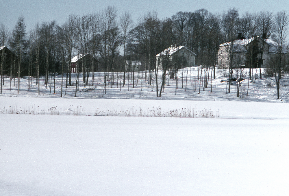 Lingsbergs gård i februari. Snö. Vinter. Fotografiet ingår i bildserien Angarnssjöängen 1970 som köptes av Vallentuna kommun och gjordes mot bakgrund av den oro som fanns bland naturvänner då Stockholm stad planerade en ny stad i området med upp mot 100 000 invånare. Så småningom övergavs planerna och istället bildade Länsstyrelsen naturreservat 1982.