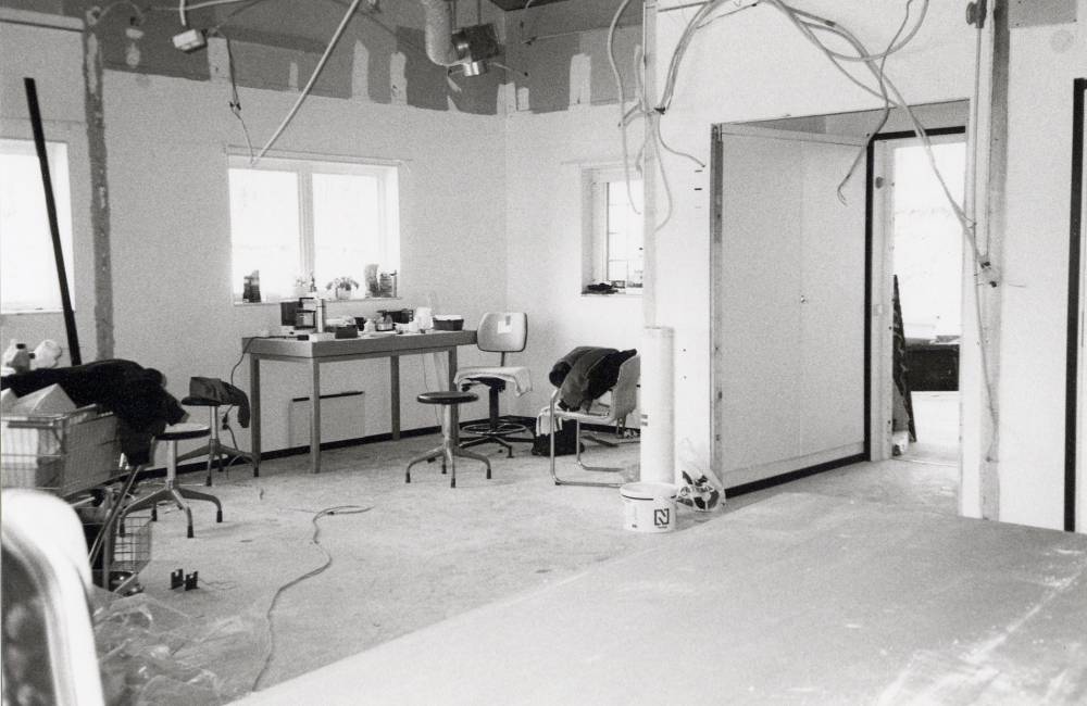 Karby bibliotek får nya lokaler vid Karby torg i samarbete med ICA och posten.  Ombyggnadsarbeten pågår.  I bildens mitt utgången mot lastkajen och t v den blivande barn- och ungdomsavdelningen.  Posten upphörde i Karby, ICA övertar den verksamheten och öppnar inom kort Post i butik