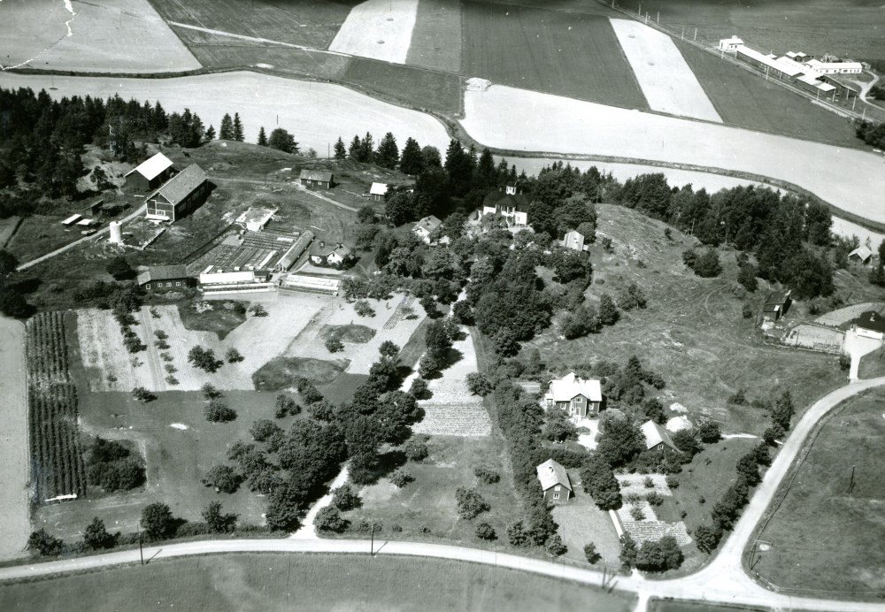 Flygfoto över Ekskogens gård i Ekskogen, Kårsta