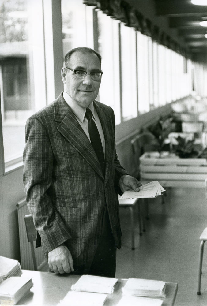 Vallokalen i Ormstaskolan har just öppnat klockan 8 och valfunktionären Ture Rudäng väntar med kuvert i handen på den första väljaren.
•Fotografiet ingår i bildserien ”Vardagsliv i Vallentuna kommun” av Rachael Gough-Azmier & Gunilla Blomé, Haga Studios HB.