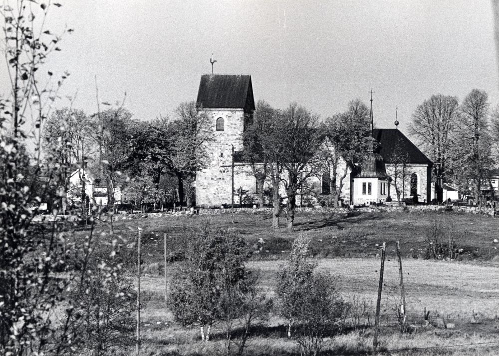 Vallentuna kyrka fotograferad från Bällsta med hjälp av 135 mm teleobjektiv
