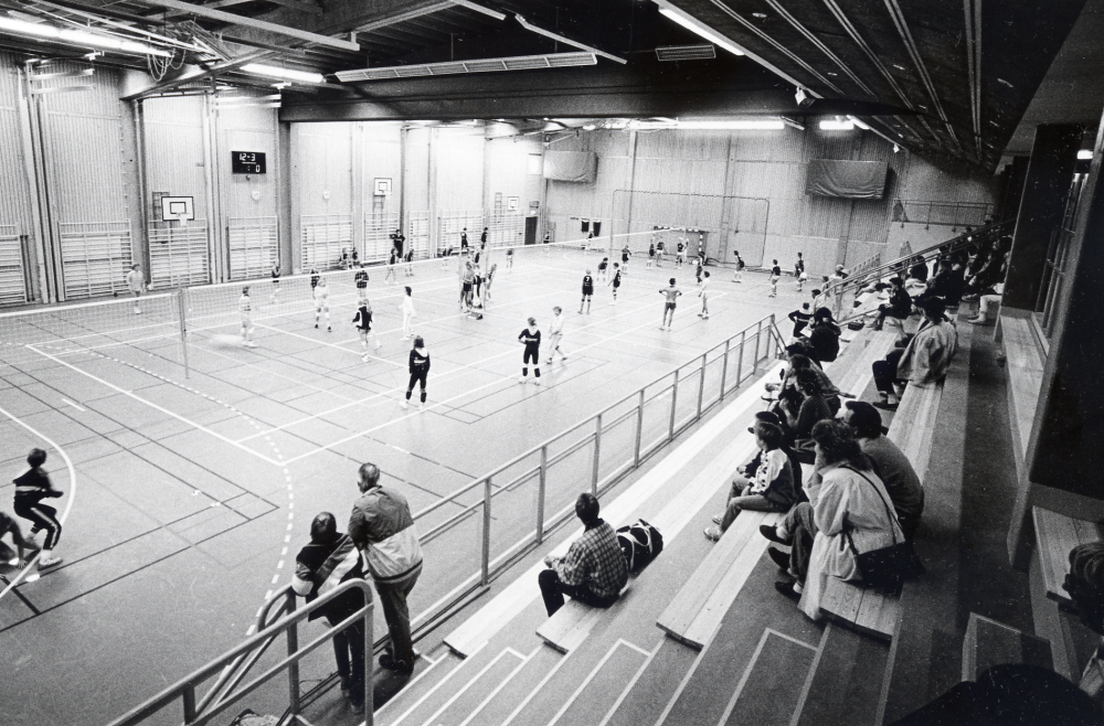 Invigningen av Vallentuna gymnasium i oktober 1986. Här är Tellushallen, en idrottshall för gymnasiets elever och för matcher i handboll och volley-boll för bl a VBK