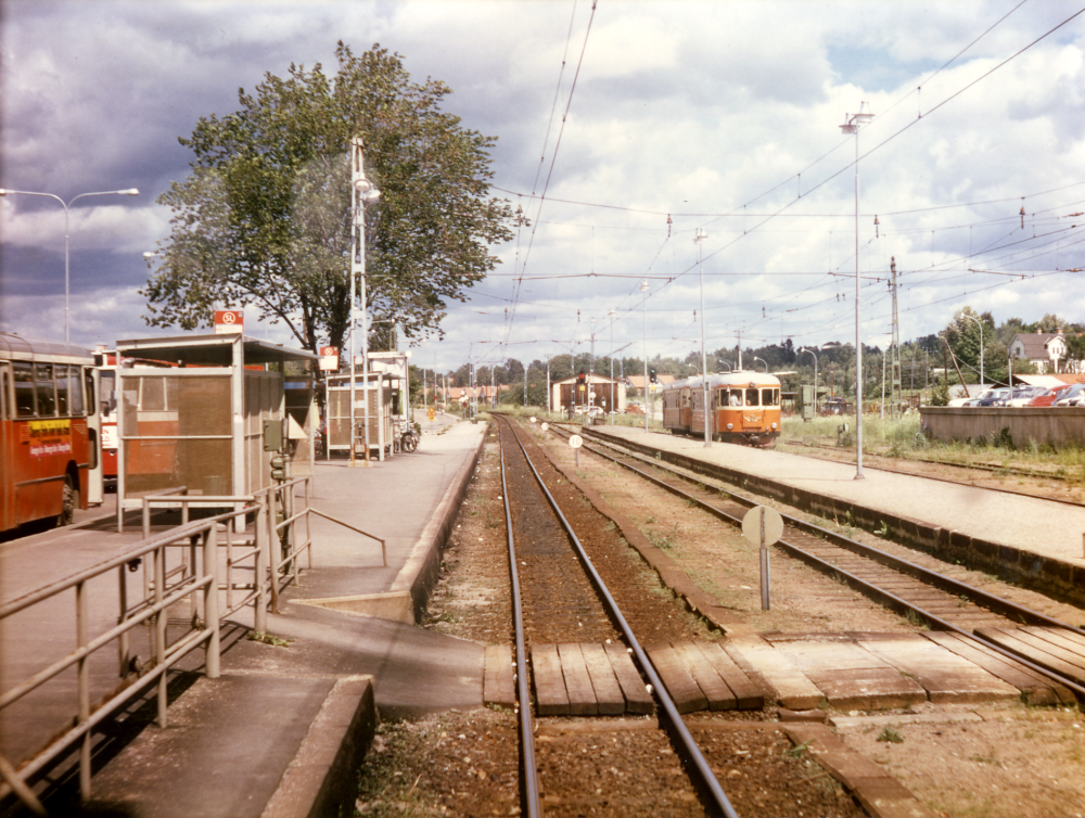 Vallentuna järnvägsstation sedan stationshuset rivits i augusti 1972. och Vallentuna järnvägshotell Flugan brunnit ner 1970. De två vindskydden får järnvägen dela med de konkurrerande bussarna