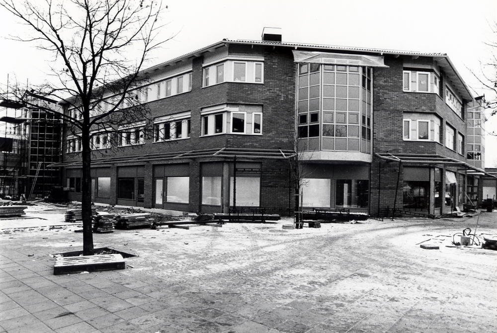 Vallentuna kommun bygger nytt kommunalhus.  Totalentreprenör JM Bygg. Här syns byggnaden från Torghusets mitt på Tuna torg.  I bottenvåningen syns skyltfönster och entréer till affärer. T v syns arbetet med en passage 1 våning upp mellan kommunalhuset och Tunahuset för att underlätta kommunikation mellan de kommunala förvaltningarna