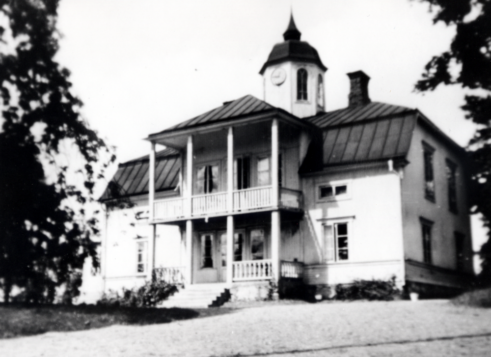 Ekskogens gård. 1953 renoverades verandor och balkonger.  Samtidigt nycementerades båda trapporna till entrén och kökstrappan