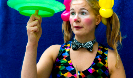 Clownen Plum balanserar en roterande tallrik på ett finger 