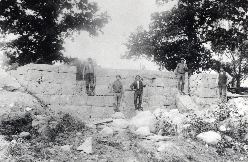 Villa Framnäs i Trekanten byggs omkring 1910.  Helge Janssons (Jirstedt) far Johan Jansson står längst t h.  Kyrkvärden m m John Edman bodde i Villa Framnäs