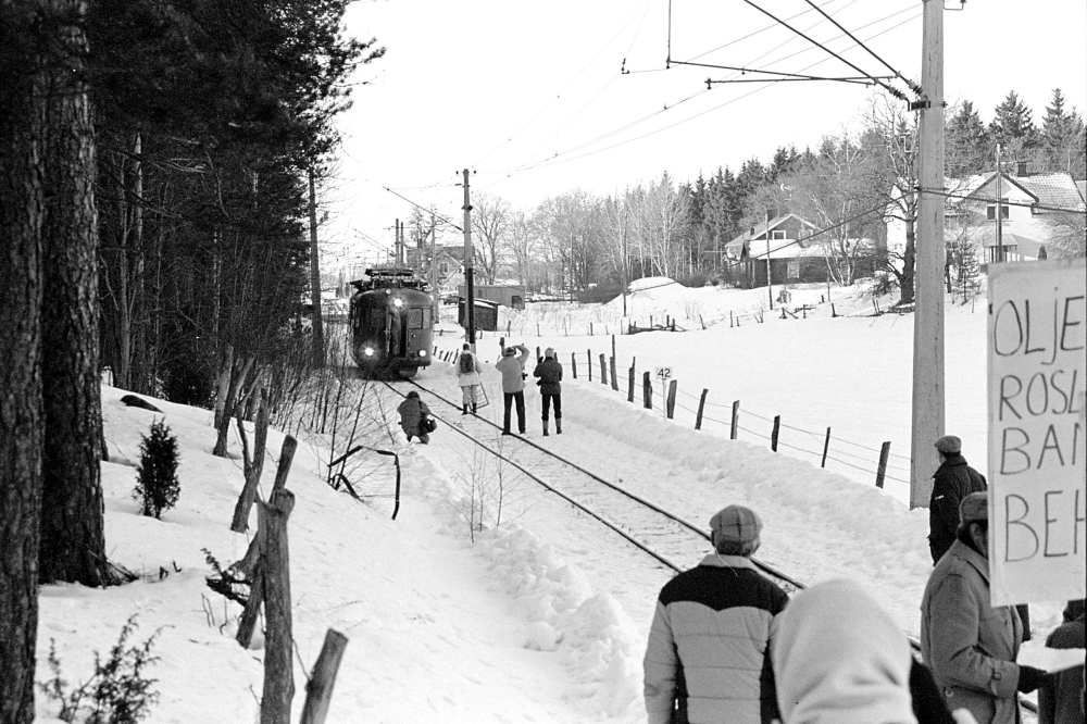Föreningen Rädda Roslagsbanan protesterar inför hotet av nedläggning av järnvägen. Trafiken Kårsta-Rimbo upphörde i januari 1981.