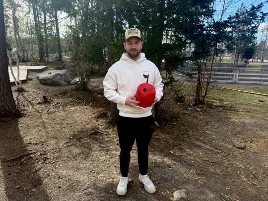 Hagaskolans vaktmästare står med den vinnande fågelholken i famnen 