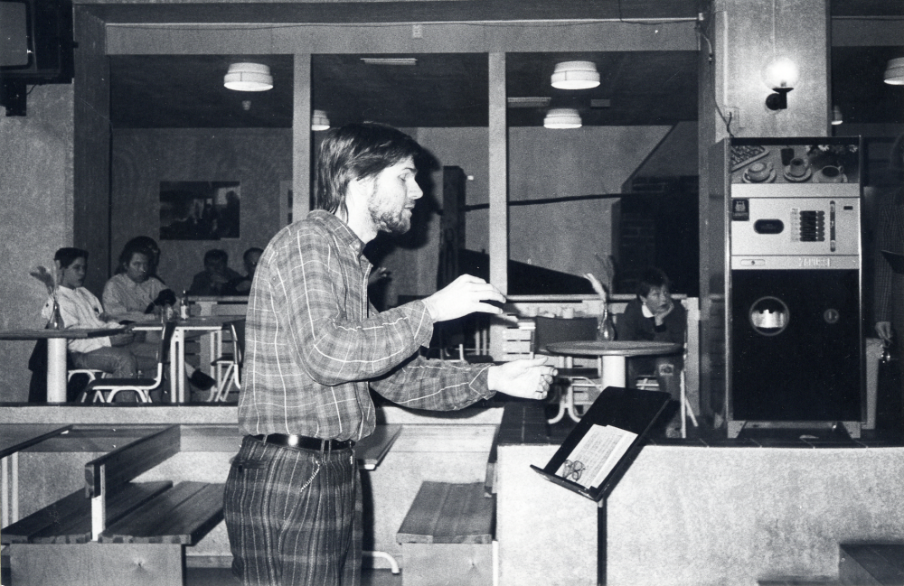 Bo Eriksson dirigerar Trifolium i Café Traversen under Folkmusik och dansåret 1990