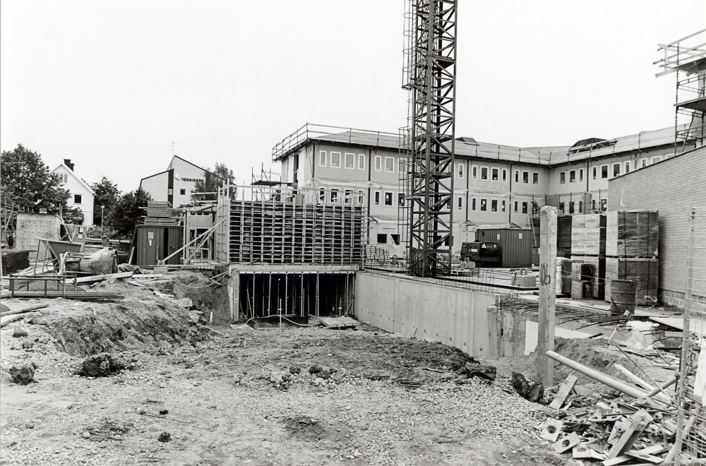 Vallentuna kommun bygger nytt kommunalhus.  Totalentreprenör JM Bygg. Här syns byggnaden från Skördevägen med nerfarten till parkeringsgaraget.  I bakgrunden skymtar Tärningen