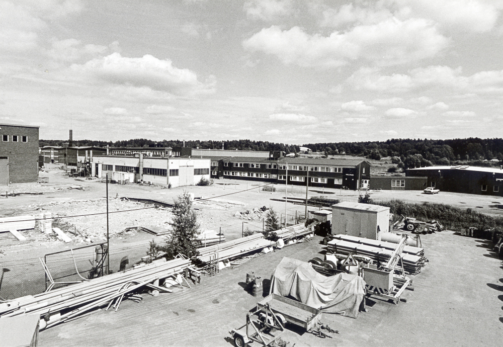 Foto från Elverkets tak över Tellus Maskins fabriksområde.  Tellus tillverkar rullbanor och transportband. I den äldre byggnden som skymtar längst t v flyttar Vallentuna gymnasium in efter ombyggnad