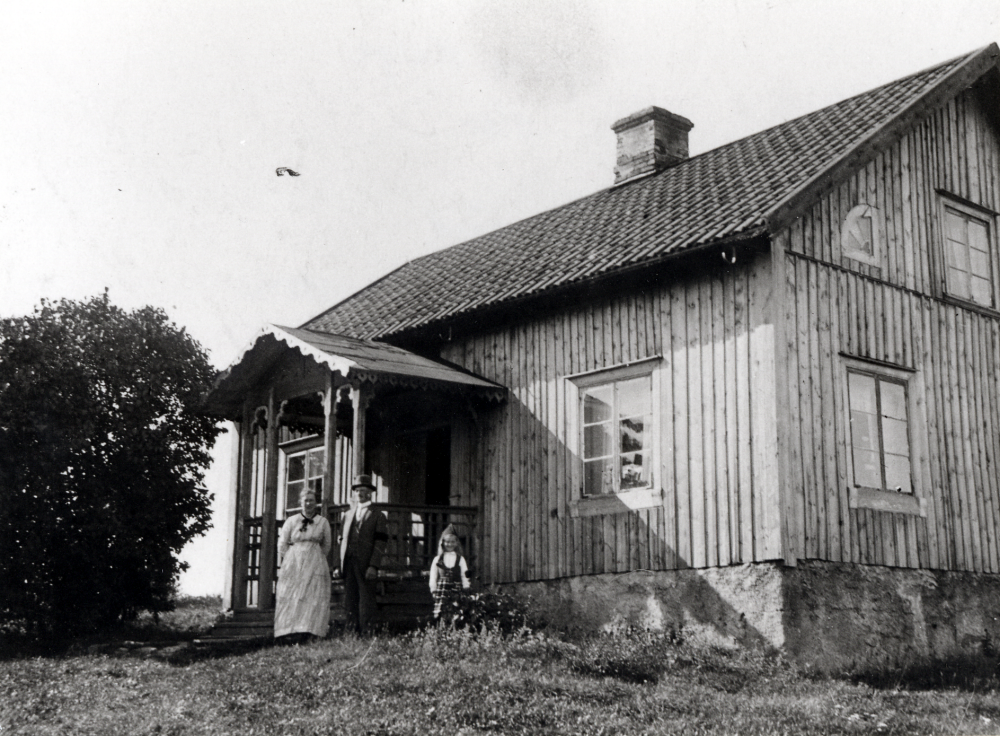 Åby gård i Vallentuna. Linus Karlsson hyrde av Andreas Olsson (Inga Erikssons morfar). Andreas var rallare och gifte sig med gårdens yngsta dotter Gustava. De bodde i en stuga som kallades "Kappen" och om Andreas sade man "den vackre gossen i Kappen"