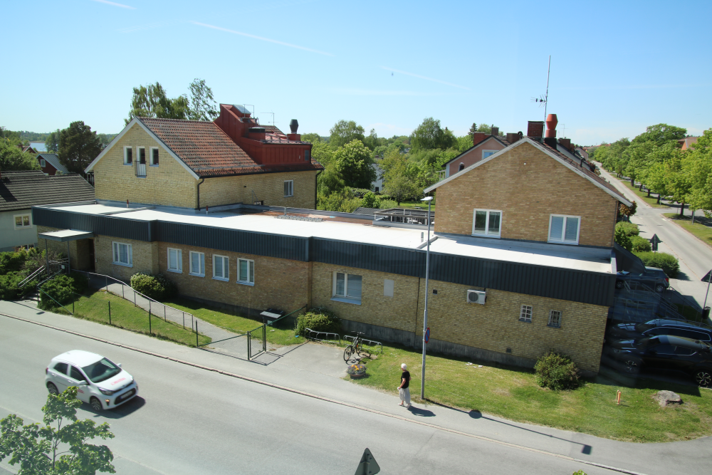 Den gamla läkarstationen vid Gärdesvägen / Allévägen, sett från Kulturhuset. I byggnaden fanns även en polisstation med ingång från Allévägen. Huset revs 2021 inför bygget av ett nytt hus med studentbostäder.