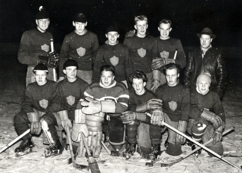 Juniorlaget i ishockey i VBK, Vallentuna bollklubb på ishockeyplanen vid Karlbergsskolan. I bakre raden fr v Tommy Karlsson (Zetterström), okänd, Risto Peltonen, Rune Lundqvist, Ove Bengtsberg och Kalle Karlsson. Nedersta raden fr v Kjell Pettersson, Åke Nyström, Yngve Tillborg, Börje Hofgren, Bertil Hofgren och okänd