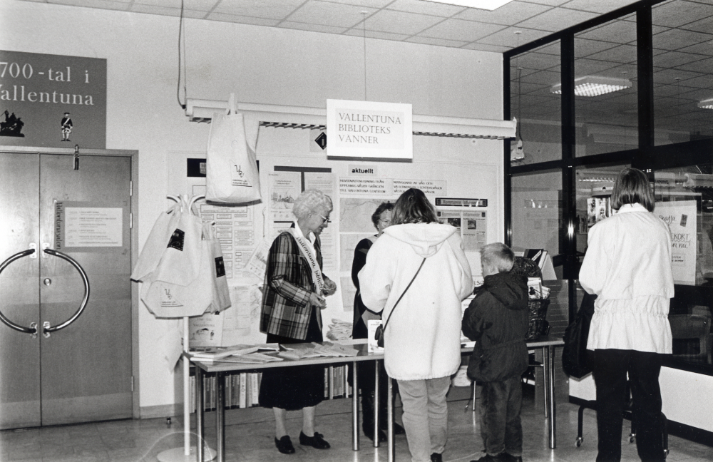 Bokfest i Vallentuna bibliotek 1993.  Årets tema är Rum för kunskap.  Vallentuna biblioteks vänner säljer böcker och bokkassar i bibliotekets foajé.