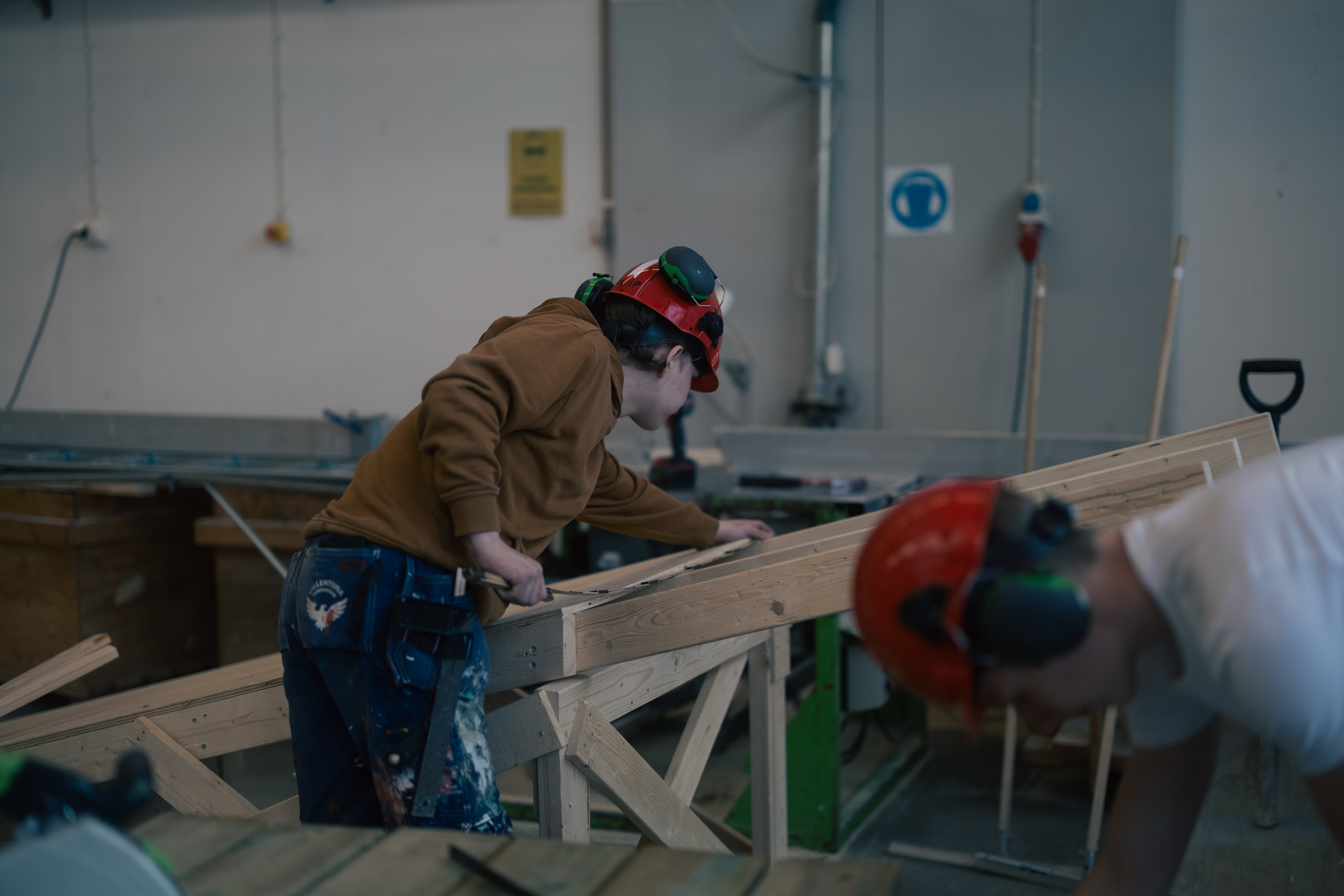 Elev mäter upp en brädas mått.