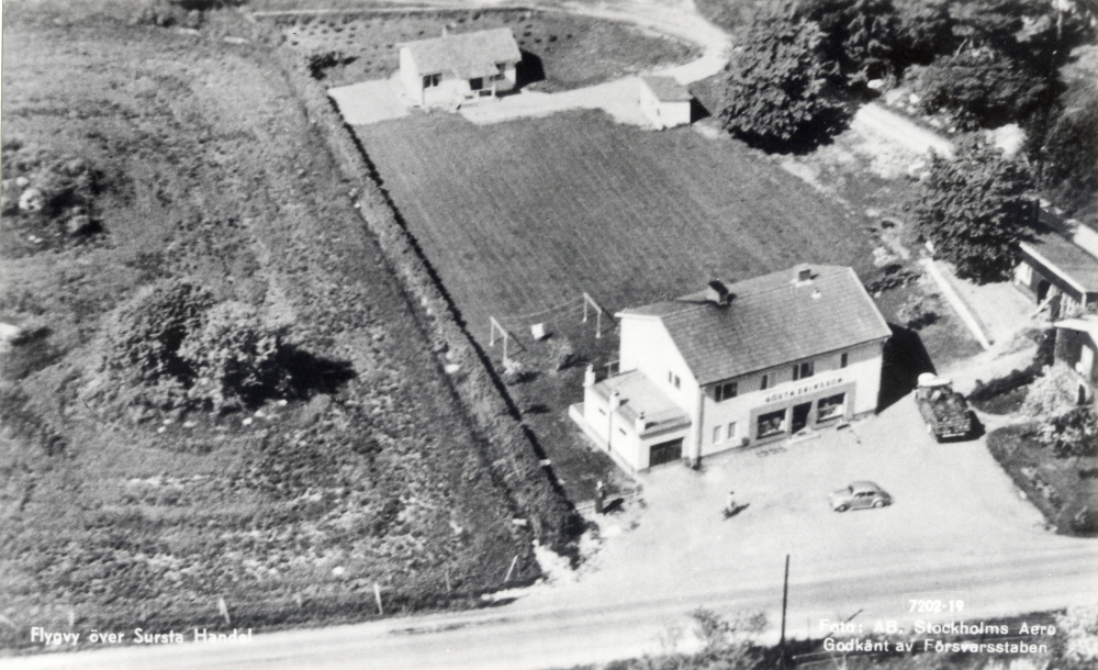 Hulda Maria Eriksson  och Gösta Eriksson  övertog  Sursta handel  1944. Nytt affärshus bygdes 1955 och var i drift till 1963. I affären fanns 1955-1975 en biblioteksfilial, vilken också sköttes av makarna Eriksson. Här är ett  flygfoto  över den nya affären.  Se Lanthandlare i vallentunasocknarna vid Roslagsbanan