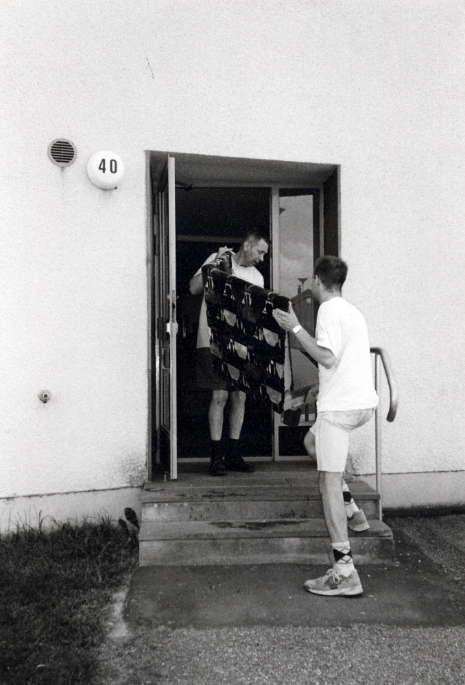 Flyttningsbestyr i Norrgården, Vallentuna.  Mikael Hillbo har köpt en tvårumslägenhet i Norrgården 40.  Lägenhetens pris var 130 000 kr våren 1994.  Pappa Gunnar Hillbo hjälper sonen att flytta