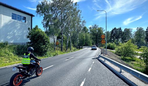 Lindholmsvägen med motorcyklist.