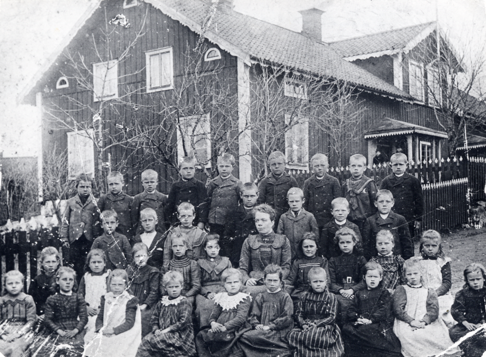 Lärarinnan  Maria Nyberg  tillsammans med skolbarnen utanför  Kårsta skola . Första raden fr v:  Rut Carlsson, Emelia Tilda Söder, Lisa Kraft,  Elin Sundberg,   Klara Bergström, Leon Tinetjust, Lisa Gustavsson, Lisa Öhman och Rut Lindberg.  Andra raden fr:  Anna Karlsson, Emma Karlsson, Matilda Andersson, Julia Carlsson, Agnes Sundqvist, lärarinnan,  Frida Johansson,  Anny Olin, Agda Jansson och Olga Karlsson.  Tredje raden fr v: Josef Ländin, Ernst ?, okänd,  John Carlsson, okänd, Helge Andersson och  Fritz Karlsson.  Fjärde raden fr v:  Sven Andersson, Gunnar Berglund, Johan Johansson, okänd, Gerhard Sandberg,Arnold Gustavsson, Gustav Pettersson, Vilhelm ?  och  Anders ?   
Se bilden i Norrtelje tidning 1978-01-19