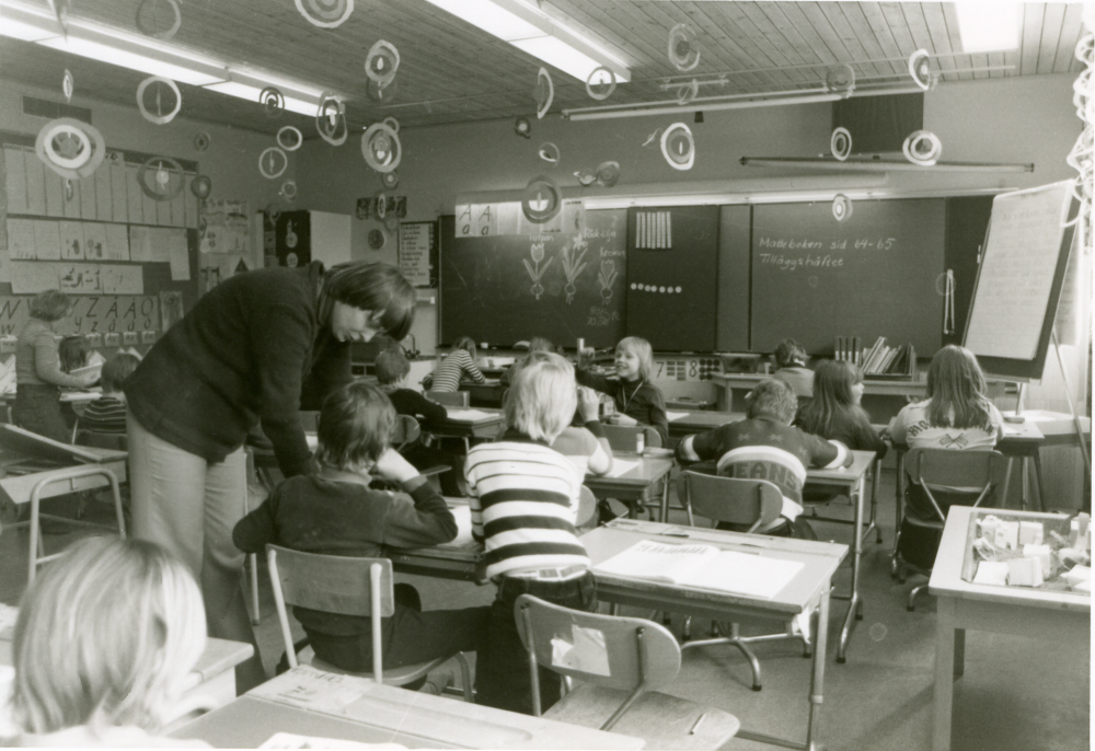 Läraren Sigbritt Sneitz har lektion med en klass i Karbyskolan. 
Foto och uppgifter: Fredrik Andersson.