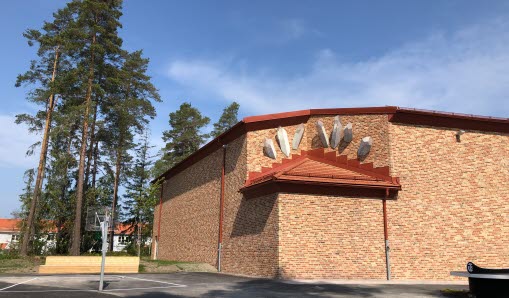Bild av konstverket Kristaller av Jan Stenberg på Hagaskolans fasad.