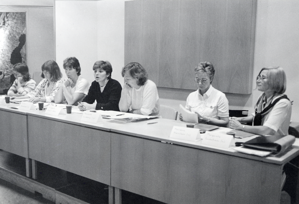 Sju partiers kvinnliga representanter möts för att diskutera politik, främst familjepolitik, inför valet.  Debatten ägde rum i Vallentunasalen.  I panelen fr v Lena Gunnerblad skp, Lena Lundgren vpk, Sylvia Pettersson s, Elisabeth Odell kds, Margareta Lundberg mp, Marianne Holmbom c och Margareta Gustavsson m.