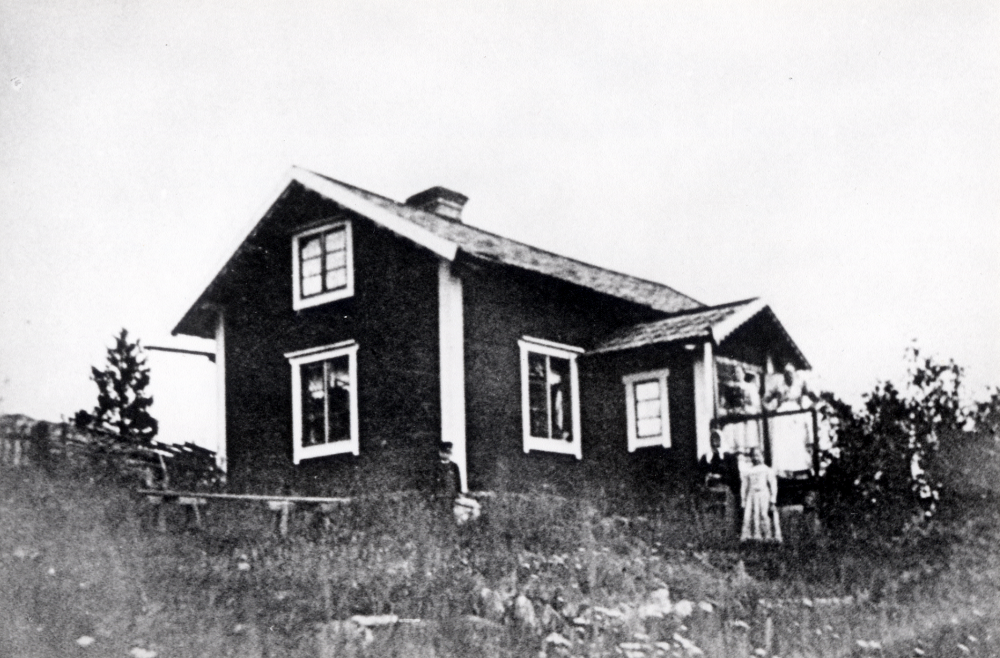 Sunnarby gård, Sunnarby 9:1.  Fr v Erik Andersson vid gaveln, nedanför trappan står i vit schalett Kristina Andersson och Engla Mattsson, gift Svärd.  På trappan står Josefina Mattsson och Lovisa Andersson.  Fotograferat på Josefina-dagen av en fotograf Strandberg, som en tid bodde på gården