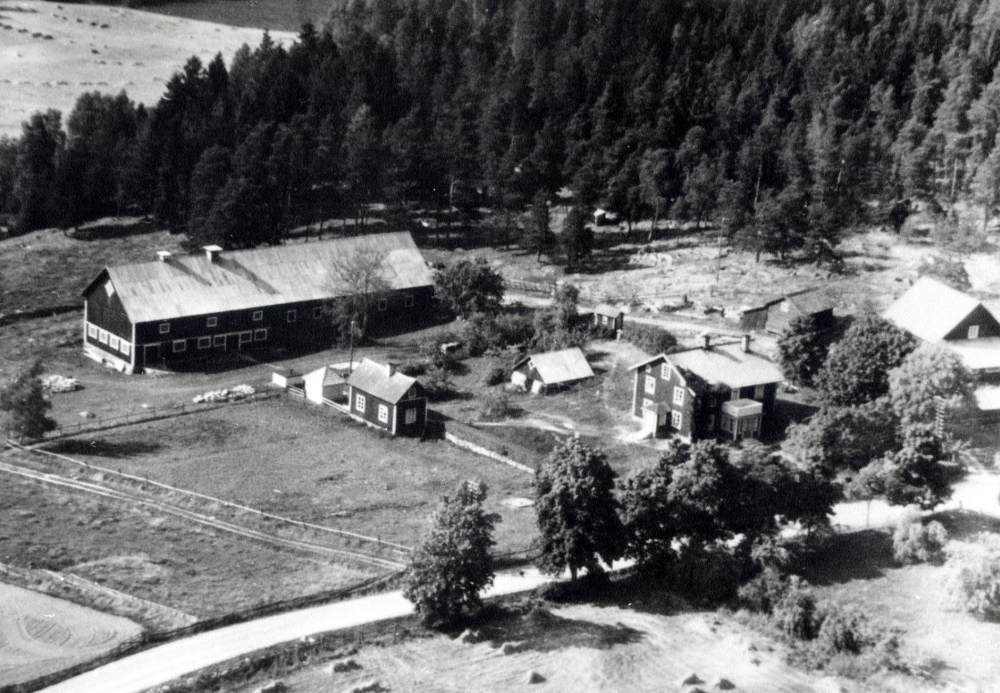 Flygfoto över Åvasta gård. Ekonomibyggnaden från 1904 har numera ersatts med en annan byggnad, på bilden t v om boningshuset