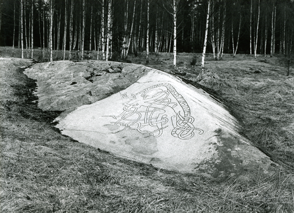 Runhäll med beteckningen U251 i Sursta, cirka 100 meter öster om vägskälet vid Sursta och ett femtiotal meter norr om vägen Vallentuna - Upplands Väsby.