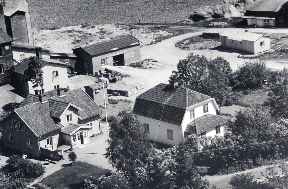 Broby tegelbruk med fastighetsbeteckning 2:9, ännu i drift 1966. Verksamheten lades ner i slutet av 1960-talet och bruket brann ner till grunden i mars 1986. Byggnaderna i förgrunden är t v "Tegelmästarvillan" med fastighetsbeteckning Broby 2:10, sedan 1970 bostad för Leif Hägg. Det vita huset i bildens mitt är Sofiero med fastighetsbeteckning 2:11, byggt ca 1914 och avstyckat från bruket 1934. Från början fanns även en flygelbyggnad. Sofiero var, när bilden togs, bostad för Bengt Velander