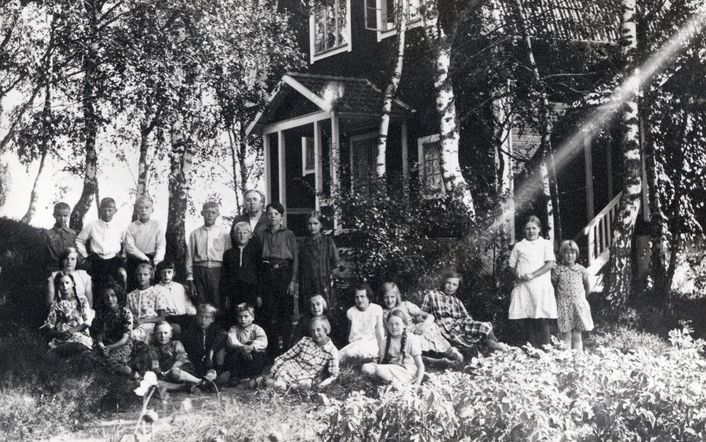 Lärarinnan Signe Östman tillsammans med skolbarnen utanför Åvasta skola.Övre raden fr v Valle Johansson, Arne Östervall, Sven Johansson (Billersjö), Henry Jansson, Erik Eliasson, Ingvar Fredriksson och Elin Johansson. Sittande strikt fr v Torborg Eriksson, Maria Jansson, Majsy Larsson, Anna-Lisa Vadström, Lars Ekberg, Bertil Grandin, Einar Eliasson, Harry Eriksson, Ulla Ekberg, Eivor Roos, Inga Sandberg, Rut Gustavsson, Birgit Grandin och Svea Johansson.  Längst t h står Märta Nilsson och Aina Lundh