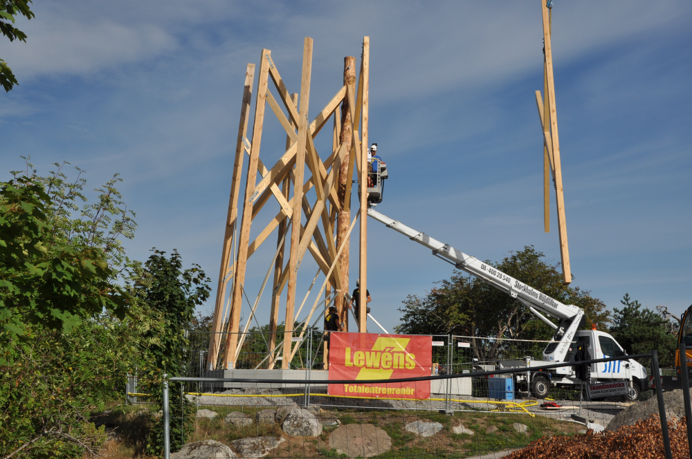 Väsby kvarn återuppbyggs hantverksmässigt i trä. Den nya kvarnen ska till det yttre se ut som den nedbrunna Väsby kvarn men kommer sakna kvarnens funktioner.

Bakgrund: Väsby kvarn uppfördes omkring 1865 och var i bruk fram till 1912. Vallentuna hembygdsförening fick kvarnen som gåva 1959 av den sista ägaren till Väsby gård, Hanna Carlsson.Genom sitt läge på en liten höjd mellan Vallentuna kyrka och Kvarnbadet har Väsby kvarn utgjort ett välkänt landmärke och blivit en symbol för Vallentunabygden. Väsby kvarn totalförstördes vid en brand den 30 mars 2008. En omfattande yttre renovering av kvarnen var just avslutad och den inre renoveringen skulle påbörjas under 2008. I oktober 2017 tog kommunfullmäktige beslut om att återuppbygga landmärket Väsby kvarn i ett samarbete mellan Vallentuna kommun, innevånare, näringsliv och ideella krafter.