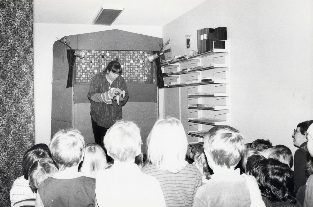 Lena von Strohkirch besöker Karby bibliotek, hyresgästlokalen, med Lenas dockteater i föreställningen Jösse Hares äventyr