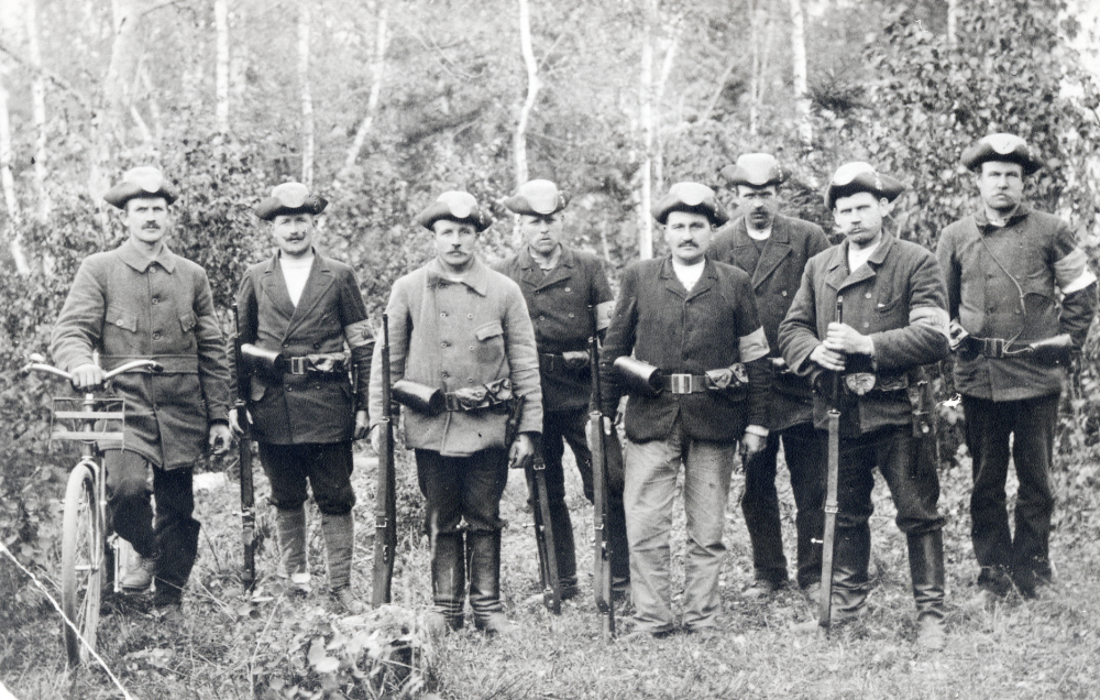 Landstormen mobiliseras  när första världskriget bryter ut 1914.  Längst t v byggmästare  Ture Egnell  trädgårdsmästaren vid Lindholmens gård  Pettersson   Karl Kraft  förman på Lindholmens gård,  Eriksson  arbetade vid Finnberga,  Karl Juhlin, Otto Karlsson, Orkestaby  samt  Hjalmar Johansson somarbetade vid Lindholmens gård